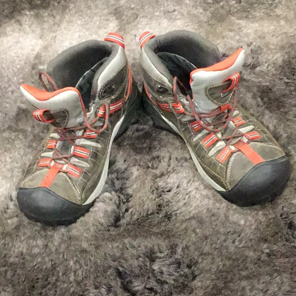 KEEN DRY HIKING BOOTS 8.5 WOMAN